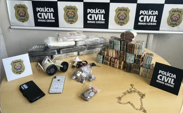 Foto: DivulgaÃ§Ã£o/PCMG - De acordo com a PolÃ­cia Civil, os suspeitos integravam uma organizaÃ§Ã£o criminosa estruturada, com divisÃ£o de funÃ§Ãµes voltadas Ã  guarda, transporte, distribuiÃ§Ã£o e seguranÃ§a de drogas ilÃ­citas