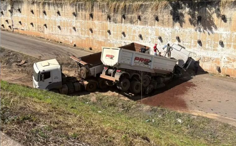 Foto: Herbet Cabral/TV Globo - Segundo informaÃ§Ãµes, o carro teria saÃ­do da faixa de rolamento durante uma ultrapassagem irregular e, ao tentar retornar, colidiu com a carreta. Com o impacto, o condutor do veÃ­culo de carga perdeu o controle da direÃ§Ã£o
