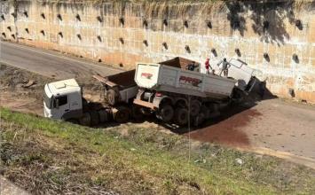 Vídeo: Colisão entre carreta de minério e carro deixa um morto na BR-381, na Grande BH