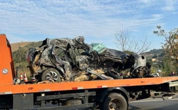 Casal morre e motorista de caminhão fica ferido após colisão frontal na BR-116, em MG