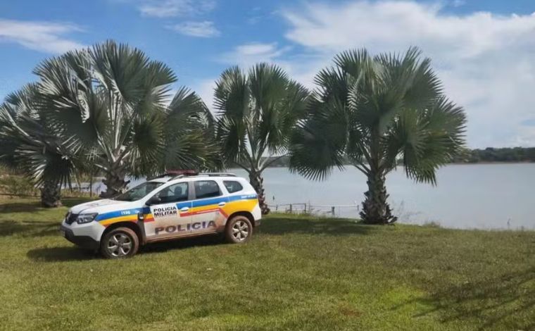 Foto: DivulgaÃ§Ã£o/PMMG - Segundo testemunhas, o homem aguardou a ex-companheira na represa, onde ela se encontrava em um barco com os filhos e o pai. Ao vÃª-la desembarcar, a abordou e atirou