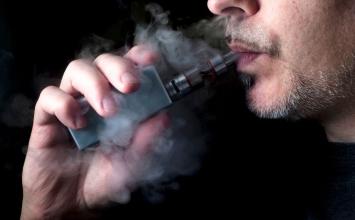 Cigarro eletrônico faz tão mal quanto cigarro tradicional, alerta especialista