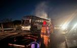 Vídeo: Ônibus com torcedores do Cruzeiro pega fogo na BR-040, na Grande BH