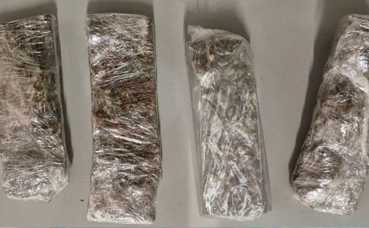 Foto: DivulgaÃ§Ã£o/PMMG - Durante a abordagem, os militares encontraram com o suspeito um tablete de maconha e um smartphone. No primeiro momento, ele permaneceu em silÃªncio, mas logo depois avisou terceiros sobre a presenÃ§a policial
