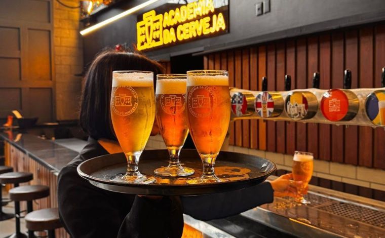 Foto: DivulgaÃ§Ã£o/Ambev - O treinamento serÃ¡ realizado de forma online e dividido em quatro mÃ³dulos, abordando temas como a histÃ³ria da cerveja, processos de produÃ§Ã£o, tÃ©cnicas de atendimento e serviÃ§os
