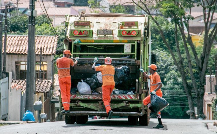 Foto: Ilustrativa - Coletores de lixo que atuam em Sete Lagoas passam a contar com a obrigatoriedade de imunizaÃ§Ã£o contra hepatite A, tÃ©tano, difteria, sarampo, caxumba e rubÃ©ola. A determinaÃ§Ã£o foi oficializada com a sanÃ§Ã£o da Lei nÂº 10.284