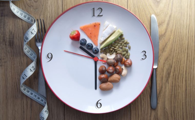Foto: Getty Images - O jejum prolongado vem ganhando adeptos que buscam desde emagrecimento atÃ© possÃ­veis benefÃ­cios para a saÃºde. Mas ficar longos perÃ­odos sem alimento provoca mudanÃ§as significativas no organismo