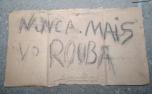 Suspeito de roubos em MG é encontrado amarrado com cartaz: ‘Nunca mais vou roubar’