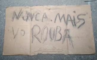 Suspeito de roubos em MG é encontrado amarrado com cartaz: ‘Nunca mais vou roubar’