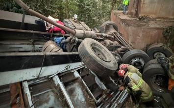 Casal morre após caminhão cair de ponte na BR-381, na Grande BH