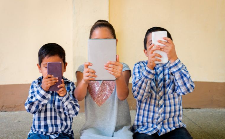 Foto: Getty Images - Mesmo que as crianÃ§as nÃ£o tenham contas em plataformas digitais, os prÃ³prios familiares podem colocÃ¡-las em risco quando postam fotos ou vÃ­deos delas nos prÃ³prios perfis