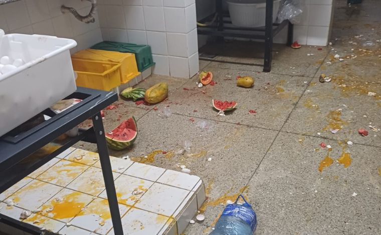 Foto: ReproduÃ§Ã£o/Redes sociais - O vigia responsÃ¡vel contou que, ao chegar para iniciar o turno por volta das 18h, encontrou a grade de proteÃ§Ã£o danificada e a janela violada. Dentro da cozinha, havia alimentos espalhados e destruÃ­dos