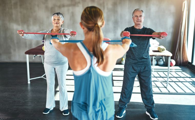 Foto: Getty Images - AlÃ©m de proteger o coraÃ§Ã£o, fortalecer os mÃºsculos e melhorar o condicionamento fÃ­sico, os exercÃ­cios contribuem para o controle do colesterol. A prÃ¡tica regular ajuda a reduzir os nÃ­veis de colesterol ruim 