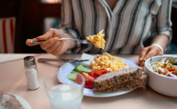 Comer devagar: como hábito simples pode melhorar a saúde e o bem-estar