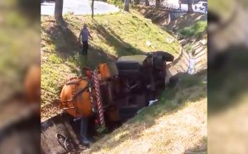 Vídeo: Caminhão-pipa tomba em córrego na Avenida Dr. Renato Azeredo em Sete Lagoas