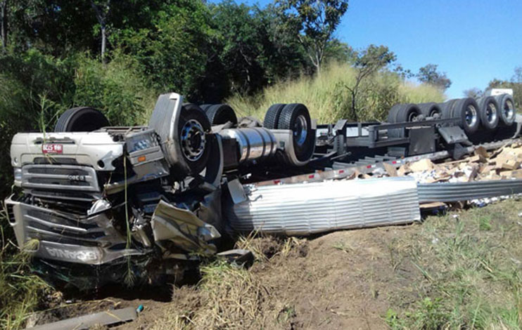 Motorista fica ferido em tombamento de carreta na BR 135