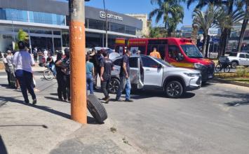 Vídeo: Colisão entre carros deixa mulher ferida na Praça do Maçon em Sete Lagoas