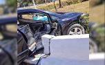 Vídeo: Carro fica destruído após colisão contra mureta na Avenida Renato Azeredo em Sete Lagoas