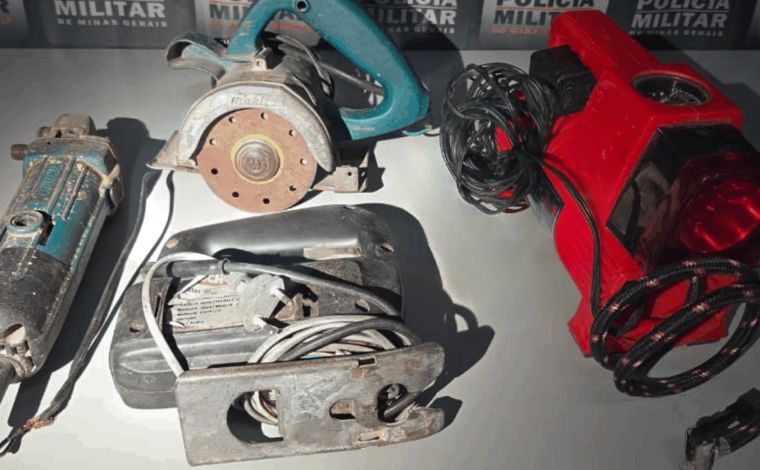 Foto: DivulgaÃ§Ã£o/PMMG - No momento da revista, os militares encontraram sete muniÃ§Ãµes calibre .38 e uma bolsa contendo ferramentas elÃ©tricas, entre elas um compressor portÃ¡til, serra tico-tico, serra mÃ¡rmore e lixadeira