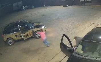 Mulher escapa de sequestro do ex-companheiro após saltar de carro em posto de gasolina em Corinto
