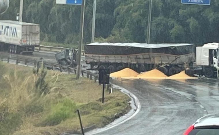 Colisão entre carretas deixa motorista morto na BR-040