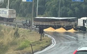 Colisão entre carretas deixa motorista morto na BR-040