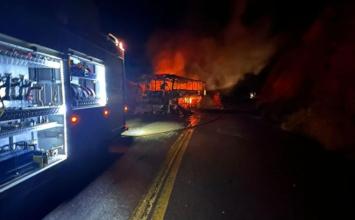 Vídeo: Ônibus de turismo com 30 pessoas pega fogo na MG-356