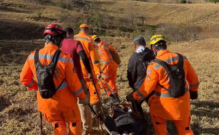 Piloto de parapente fica ferido após queda durante voo recreativo no interior de Minas