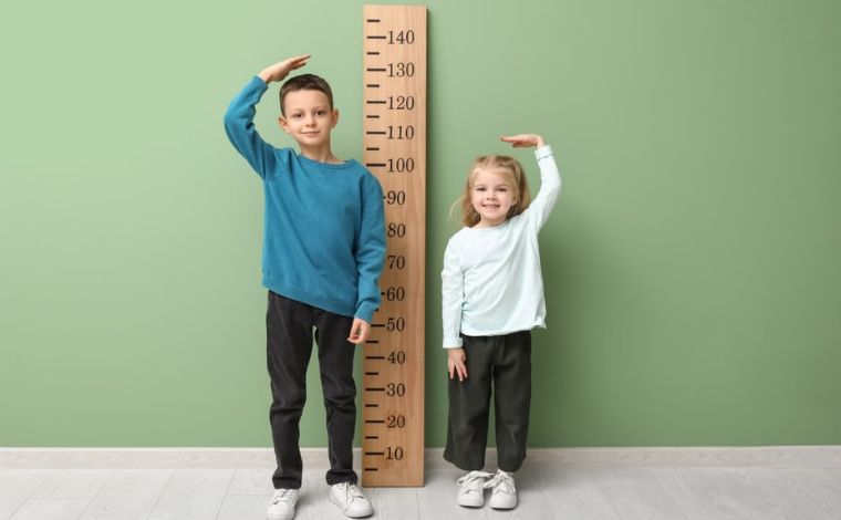 Foto: Shutterstock - CrianÃ§as da mesma idade podem ter tamanhos diferentes, o que Ã© normal. PorÃ©m, crescimento muito abaixo do esperado para a idade e histÃ³rico familiar pode indicar problemas hormonais ou nutricionais