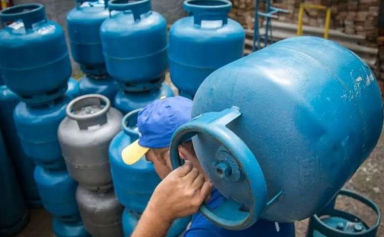 Foto: ReproduÃ§Ã£o/AgÃªncia Brasil - A iniciativa substitui o antigo Vale GÃ¡s, em que o beneficiÃ¡rio recebia o valor em dinheiro. Agora, serÃ¡ possÃ­vel retirar o botijÃ£o de gÃ¡s de forma gratuita diretamente em revendedoras credenciadas ao programa