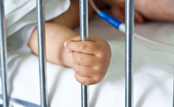 Mãe é presa após deixar bebê cair durante discussão em MG; criança sofreu traumatismo craniano