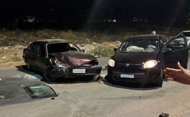 Foto: DivulgaÃ§Ã£o/PMMG - Segundo informaÃ§Ãµes da PM, o motorista de um Monza, de 46 anos, conduzia o carro em alta velocidade, com os farÃ³is apagados, quando invadiu a contramÃ£o e bateu de frente com um Fiat Palio