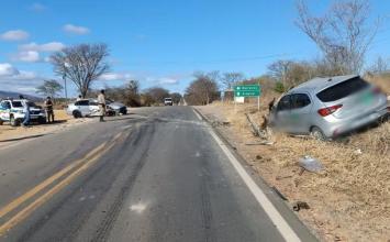 Batida entre dois carros deixa um morto e três feridos na BR-367, em MG