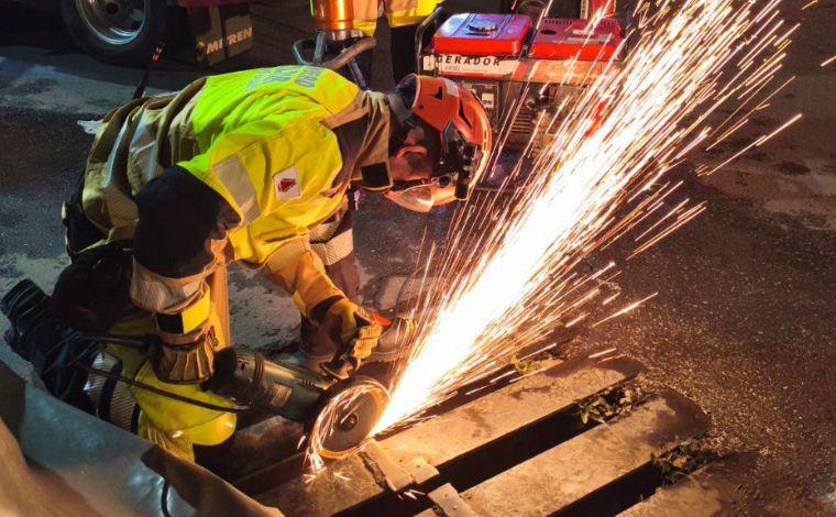 Foto: DivulgaÃ§Ã£o/CBMMG - Testemunhas relataram ao Corpo de Bombeiros que o homem apresentava sinais de embriaguez no momento em que transitava pelo local. Ele teria pisado em falso no espaÃ§o entre as barras de ferro