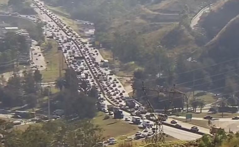 Engavetamento entre quatro veículos causa retenção na BR-040, em BH
