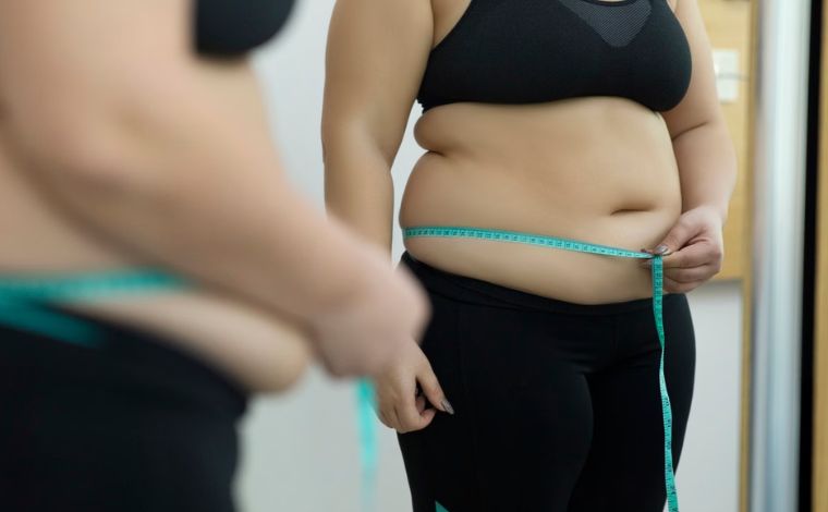 Foto: Getty Images - AlÃ©m das doenÃ§as cardiovasculares e do diabetes, o cÃ¢ncer engrossa a lista de danos atrelados ao excesso de peso. Estudos apontam que pessoas com obesidade tÃªm risco de 25% a 57% maior de desenvolver cÃ¢ncer colorretal