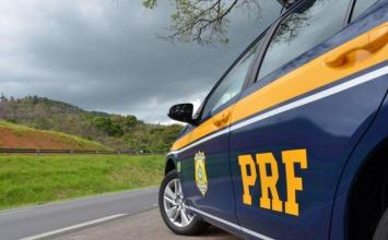 PRF apreende carro roubado com placa adulterada na BR-040 em Sete Lagoas