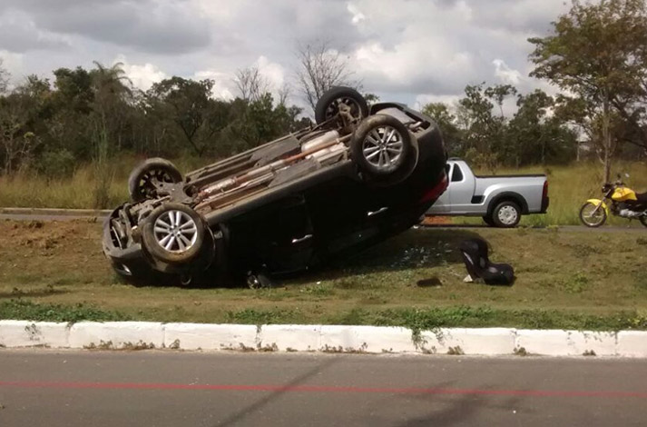 Motorista perde o controle e carro capota na Avenida Prefeito Alberto Moura