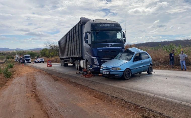 Foto: DivulgaÃ§Ã£o/CBMMG - Segundo o Corpo de Bombeiros, um Fiat Palio seguia em direÃ§Ã£o a Espinosa quando atingiu uma carreta que vinha no sentido contrÃ¡rio. A passageira do automÃ³vel, de 37 anos, nÃ£o resistiu aos ferimentos