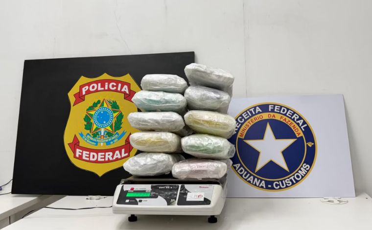 Foto: DivulgaÃ§Ã£o/PF - A droga foi encontrada dentro da bagagem durante a inspeÃ§Ã£o feita pelos agentes. Depois da apreensÃ£o, a mulher foi conduzida Ã  sede da PolÃ­cia Federal, onde teve o flagrante registrado
