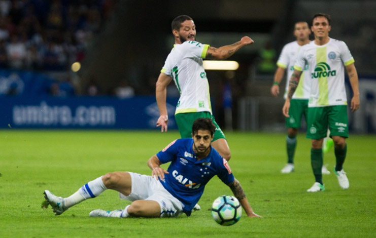 Jogando futebol pobre, Cruzeiro perde para a Chapecoense no Mineirão