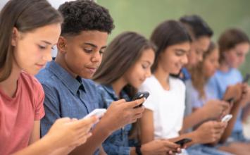 Pesquisa mostra avanço em salas de aula com proibição de celulares