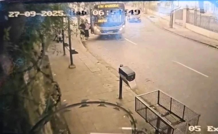 Homem é esfaqueado e arremessado de ônibus durante briga em Belo Horizonte
