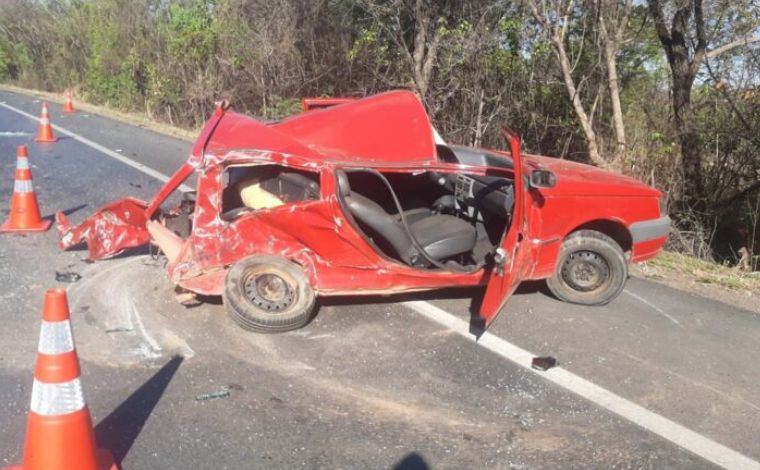 Foto: ReproduÃ§Ã£o - Segundo PMRv, o Fiat Uno em que a mulher estava perdeu o controle em uma curva, rodou na pista e invadiu a contramÃ£o. Nesse momento, o carro atingiu a traseira de um semirreboque 