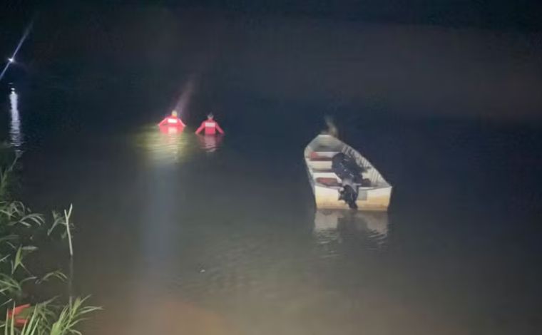 Foto: DivulgaÃ§Ã£o/CBMMG - Segundo testemunhas, duas famÃ­lias estavam Ã s margens do rio. A menina, de 5 anos, entrou em uma Ã¡rea de correnteza ao tentar se aproximar do pai, de 34 anos, e submergiu. A mÃ£e, de 32 anos, entrou na Ã¡gua para socorrÃª-la