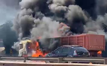Vídeo: Incêndio em caminhão causa lentidão na BR-040 no sentido Sete Lagoas
