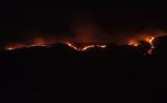 Bombeiros viram a noite no combate a incêndio na Serra de Santa Helena em Sete Lagoas