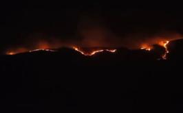 Bombeiros viram a noite no combate a incêndio na Serra de Santa Helena em Sete Lagoas