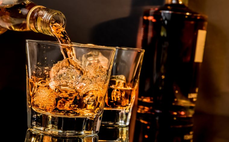 Foto: Getty Images - A medida foi publicada apÃ³s alerta da Senacon a respeito do risco coletivo causado pela adulteraÃ§Ã£o de bebidas alcoÃ³licas com metanol, substÃ¢ncia altamente tÃ³xica e potencialmente letal