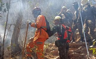 Incêndio na Serra de Santa Helena mobiliza bombeiros e brigadistas pelo terceiro dia em Sete Lagoas